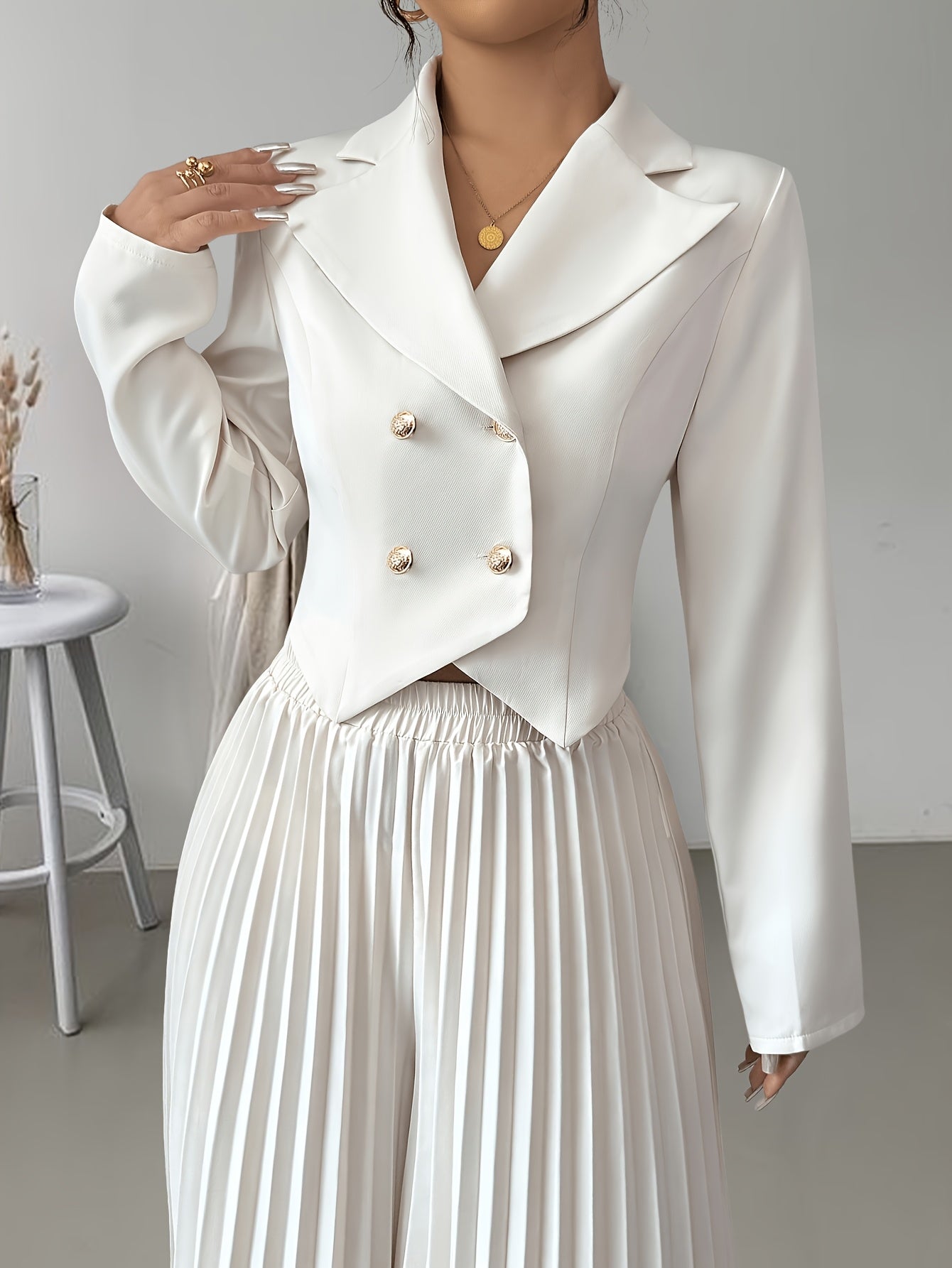 Elegant double-breasted suit set with pleated pants for fashionable commuting style.