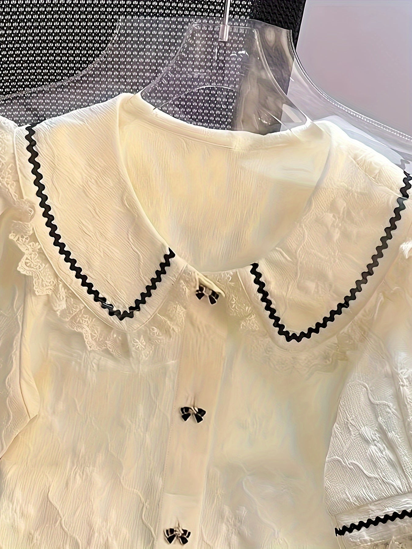 Polyester floral lace shirt with short sleeves, ruffle neckline, and lapel collar. Perfect for spring/summer in a young style with 120g/m² fabric weight.