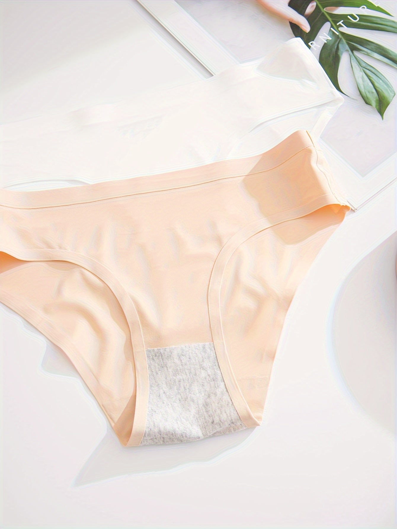 13 pieces of soft and seamless low-rise briefs, ideal for women's lingerie and underwear.