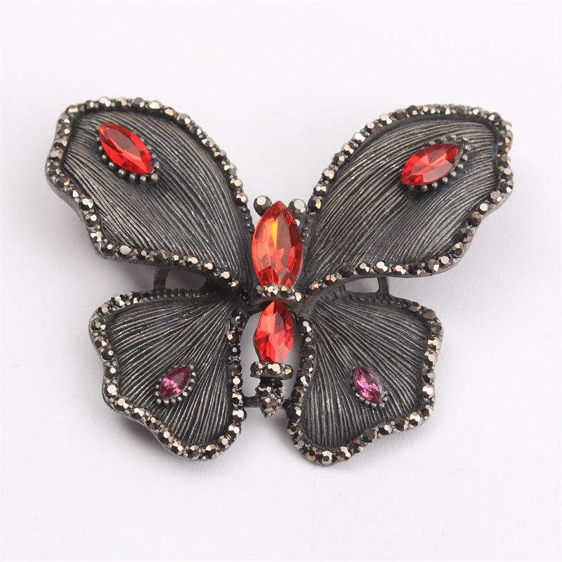 Uslubingizni bu ajoyib Elegant Butterfly Brooch bilan ko'taring, u porloq Rhinestone aksentlari bilan bezatilgan. Ushbu noyob pin har qanday kiyimga, shlyapalarga yoki sumkalarga hashamat qo'shadi. Sizning charm va glamouringizni qo'shish uchun mukammal.