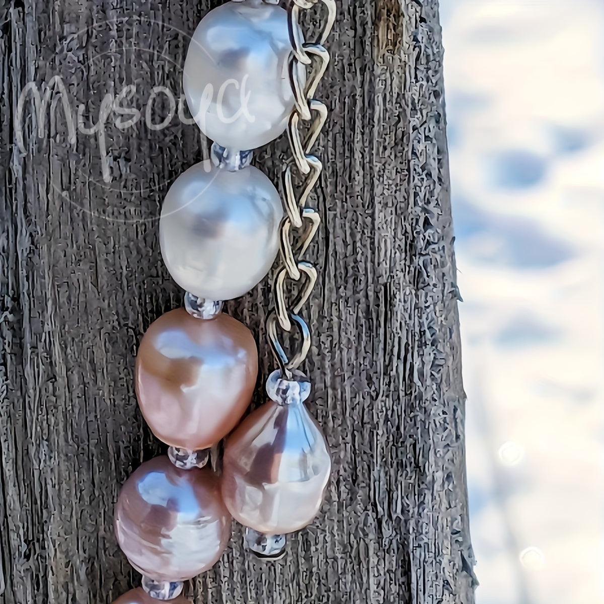 This elegant vintage-style necklace features handcrafted natural freshwater pearls, with a beautiful combination of 9-10mm white and pink baroque pearls. It comes in a gift box, making it a perfect accessory for daily wear, parties, birthdays