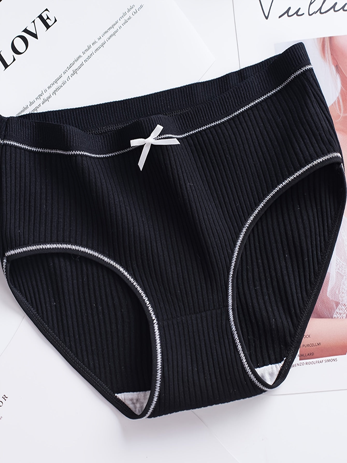 4 pieces of bow-decorated seamless briefs with contrast trim, made of comfy and breathable stretchy material. Perfect for women's lingerie and underwear.