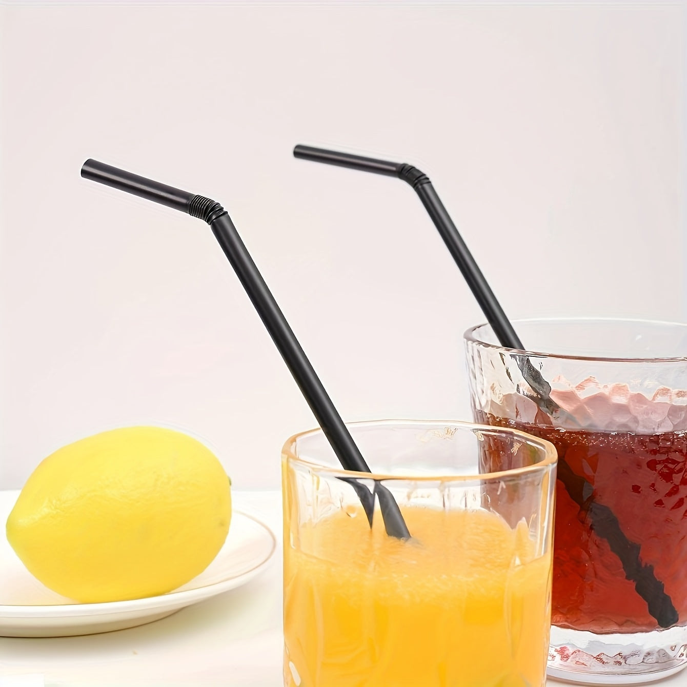 We offer a variety of flexible cocktail straws in both transparent and black colors. This pack includes 100 transparent and 500 black straws, each measuring 21.01cm in length. Perfect for adding a festive touch to your drinks, these straws are ideal for