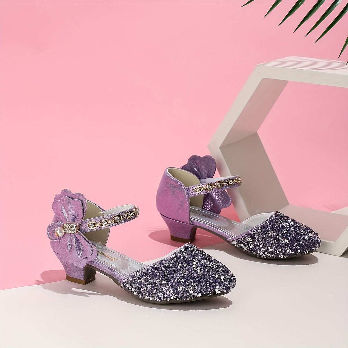 Children's crystal sandals with a princess design for girls in spring and summer.