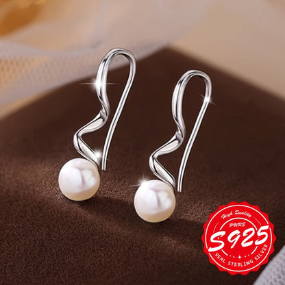 These women's wavy pearl ear hooks are crafted from S925 sterling silver and inlaid with natural pearls. They are elegant and fashionable accessories that can be worn on a daily basis for various occasions. The hypoallergenic design makes them suitable