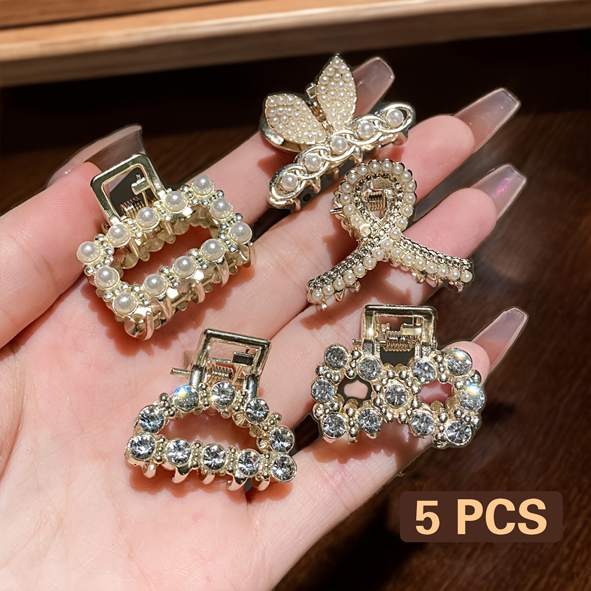 5 elegant hair clips with rhinestones and faux pearls in chic geometric design for girls. Made of alloy with sparkling accents, ideal for casual attire.