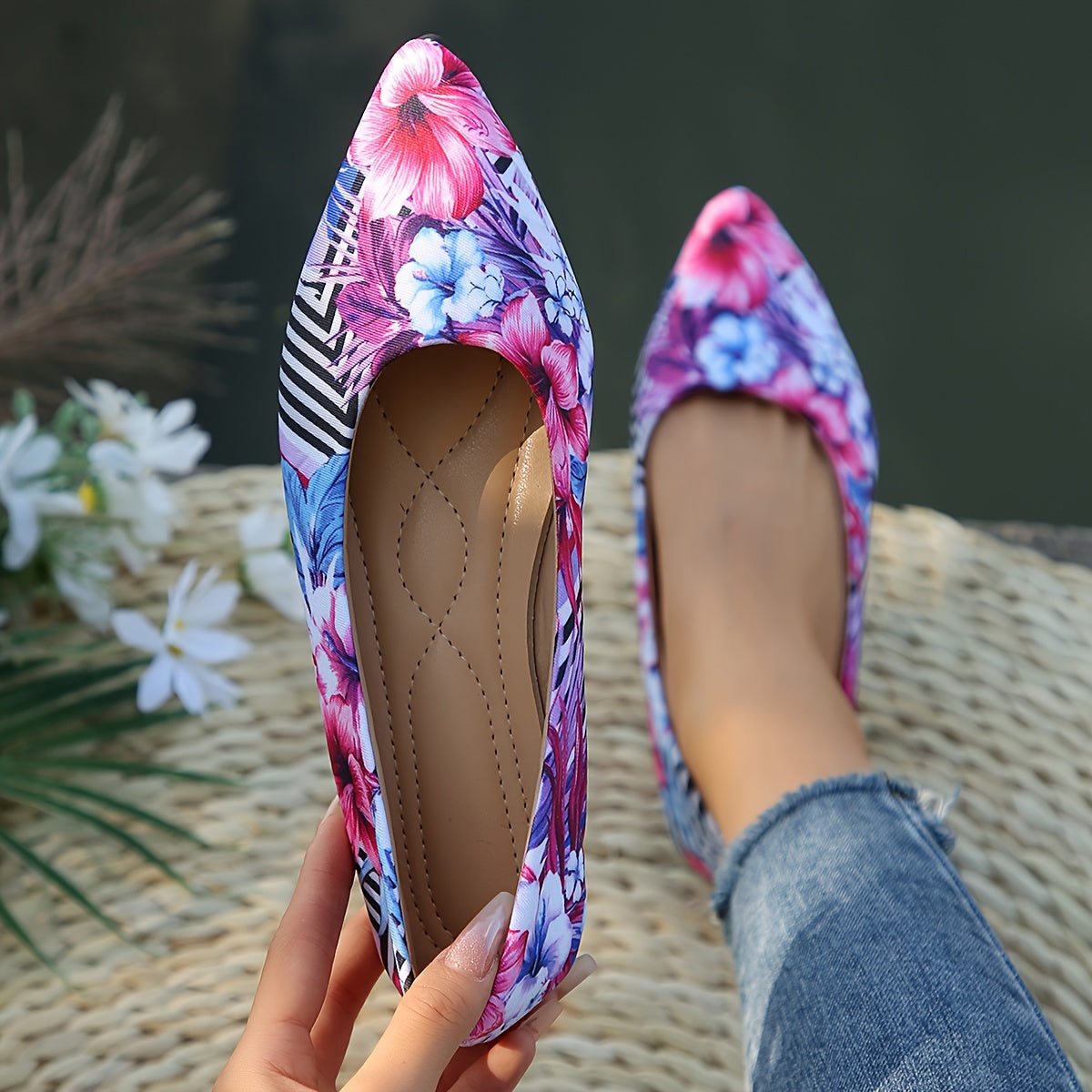 Floral flat shoes with pointed toe and soft sole for daily wear.