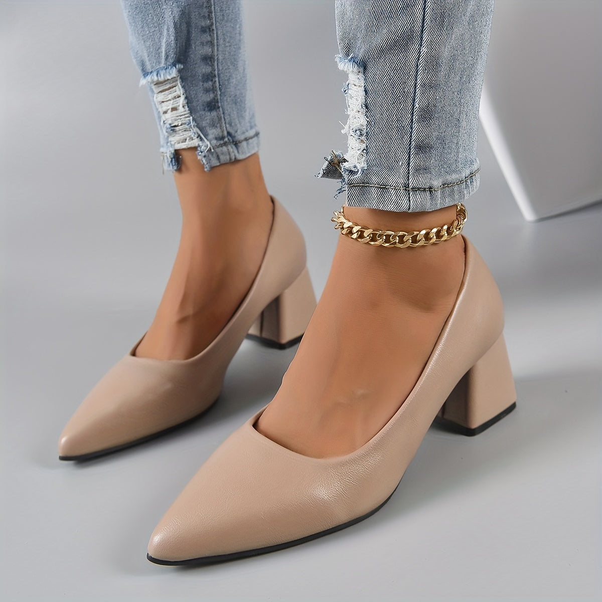 Solid color pumps for women with pointed toe and chunky mid heels, suitable for office work.