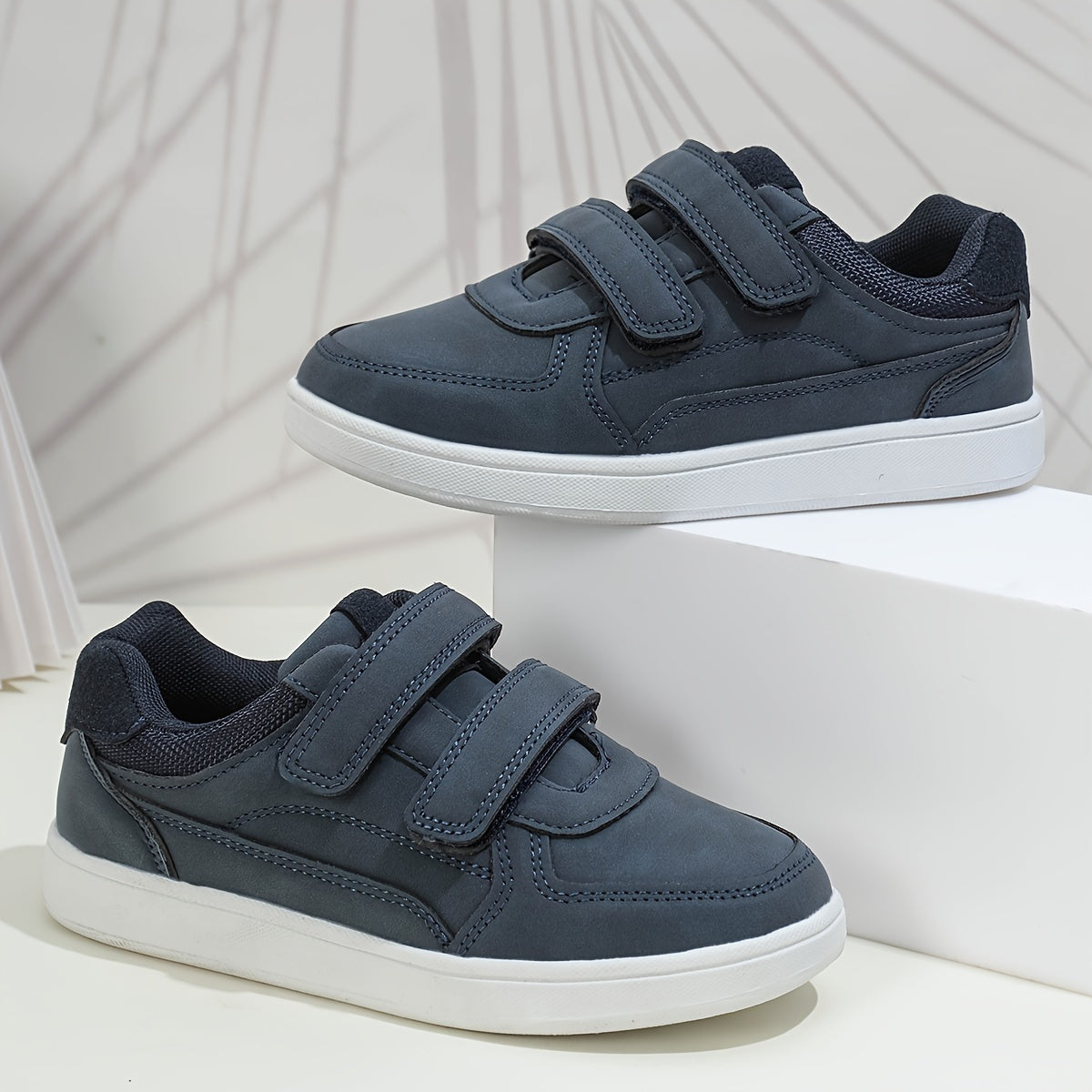 Lightweight non-slip skate shoes for boys, suitable for all seasons.