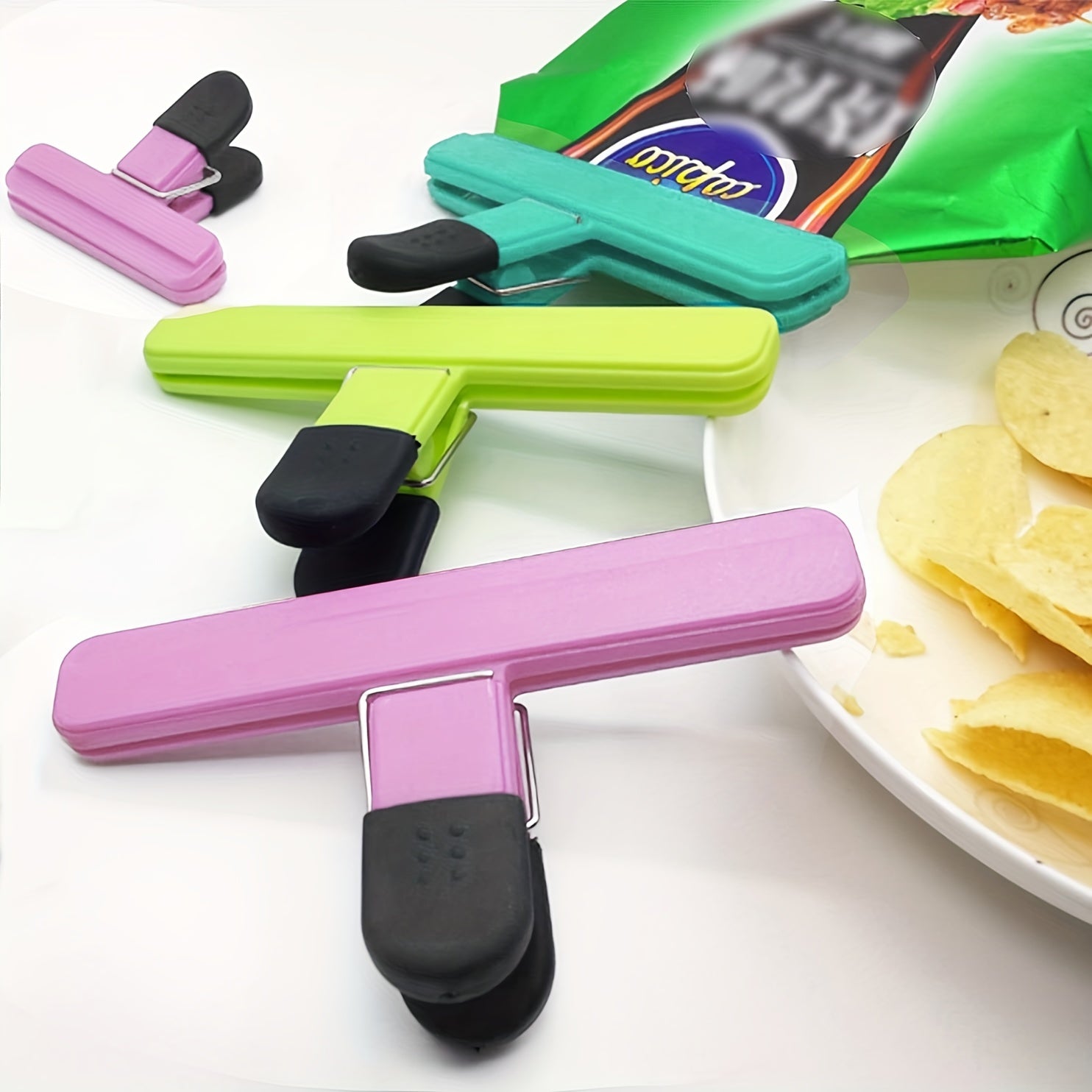 9, 18, or 24 pieces of Large Chip Bag Clips for Food Storage. These heavy-duty plastic clips provide a secure seal for your snacks, coffee, vegetables, and fruit. Perfect for keeping your food fresh in your home kitchen.