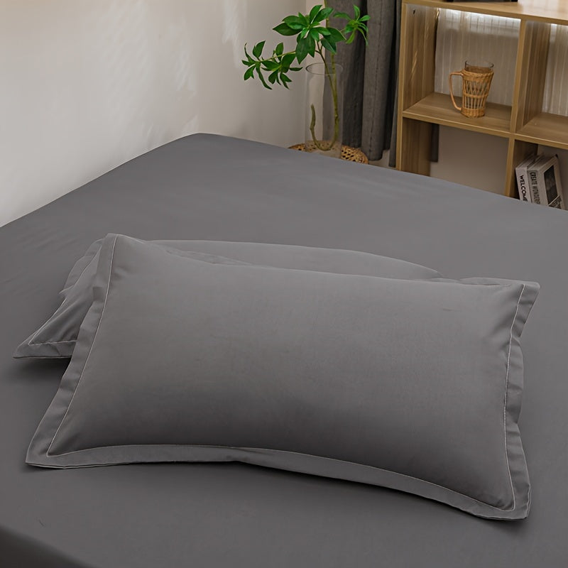 Set of 2 Soft and Breathable Pillowcases in Solid Color - Gentle on the Skin, Easy to Clean in Machine with Envelope Closure for Bedroom or Guest Room, Available in a Variety of Pure Colors