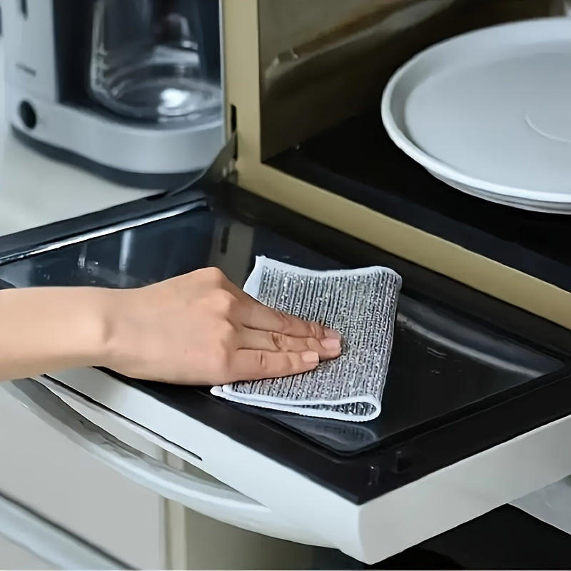 Introducing our versatile miracle cleaning cloth, made of 6/10/12 pieces of steel wire. Perfect for washing dishes with dry or wet use. This cloth won't scratch your dishes and is easy to rinse and machine washable. 20 cm in size.