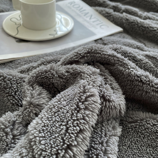 Contemporary Wavy Pattern Knitted Polyester Bed Blanket, Ultra-Soft and Thick for Maximum Comfort, Easy to Clean in the Washing Machine, Versatile for Bed, Sofa, Office, and Dorm Use, Perfect for All Seasons as a Cozy Throw Blanket.