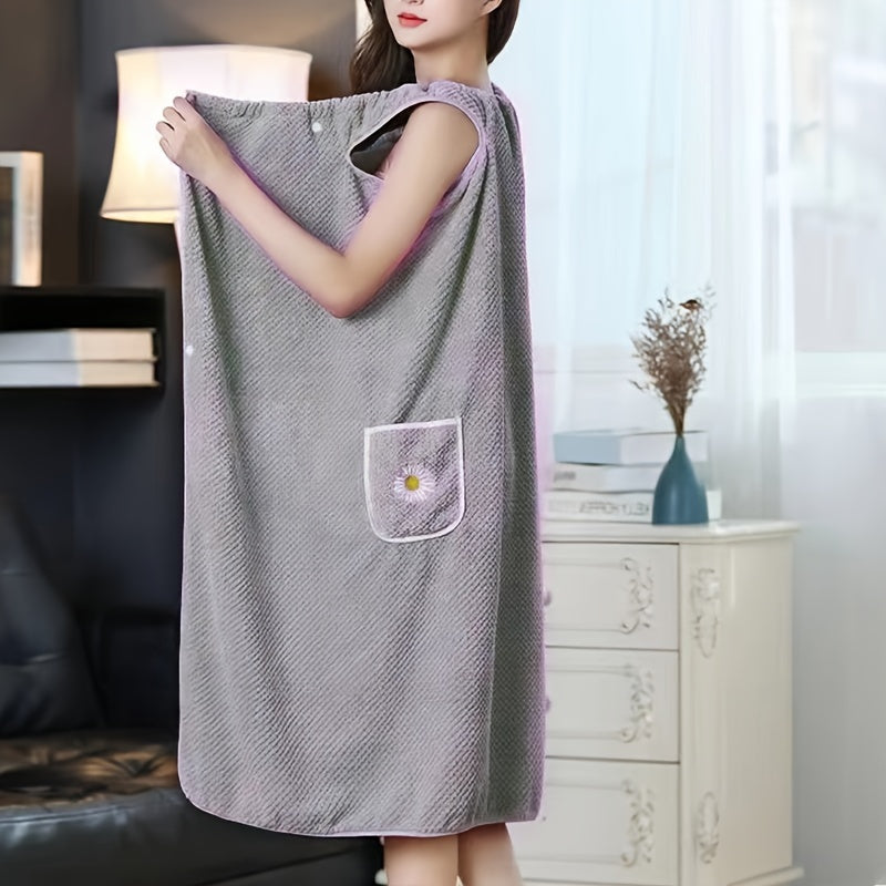 Daisy pattern wearable bath towel with pocket and buttons, perfect gift for women. Fade-resistant and non-shedding. Great for bathroom and home.