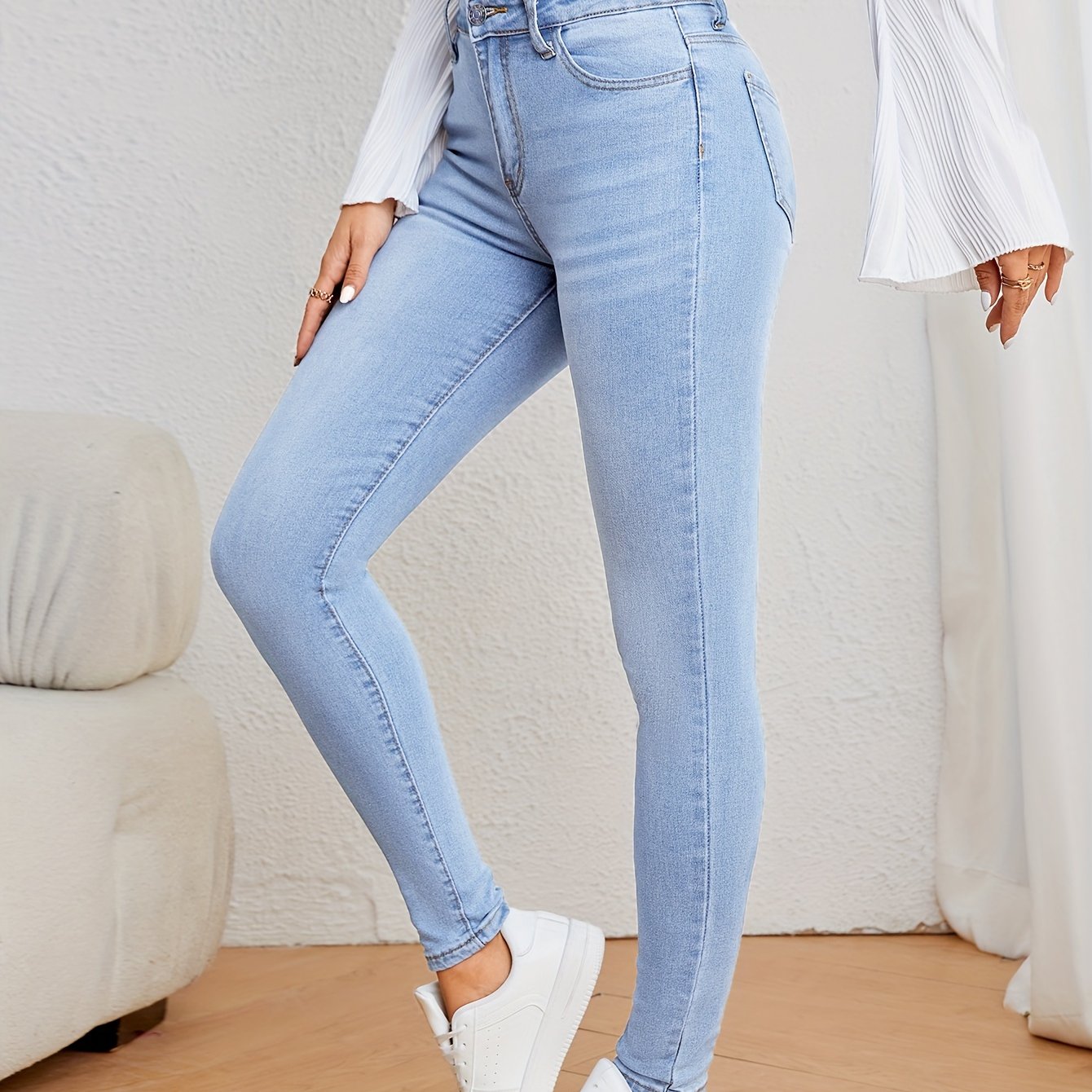 Light blue skinny jeans for women, high waist slim fit, perfect for everyday fashion in fall and winter.