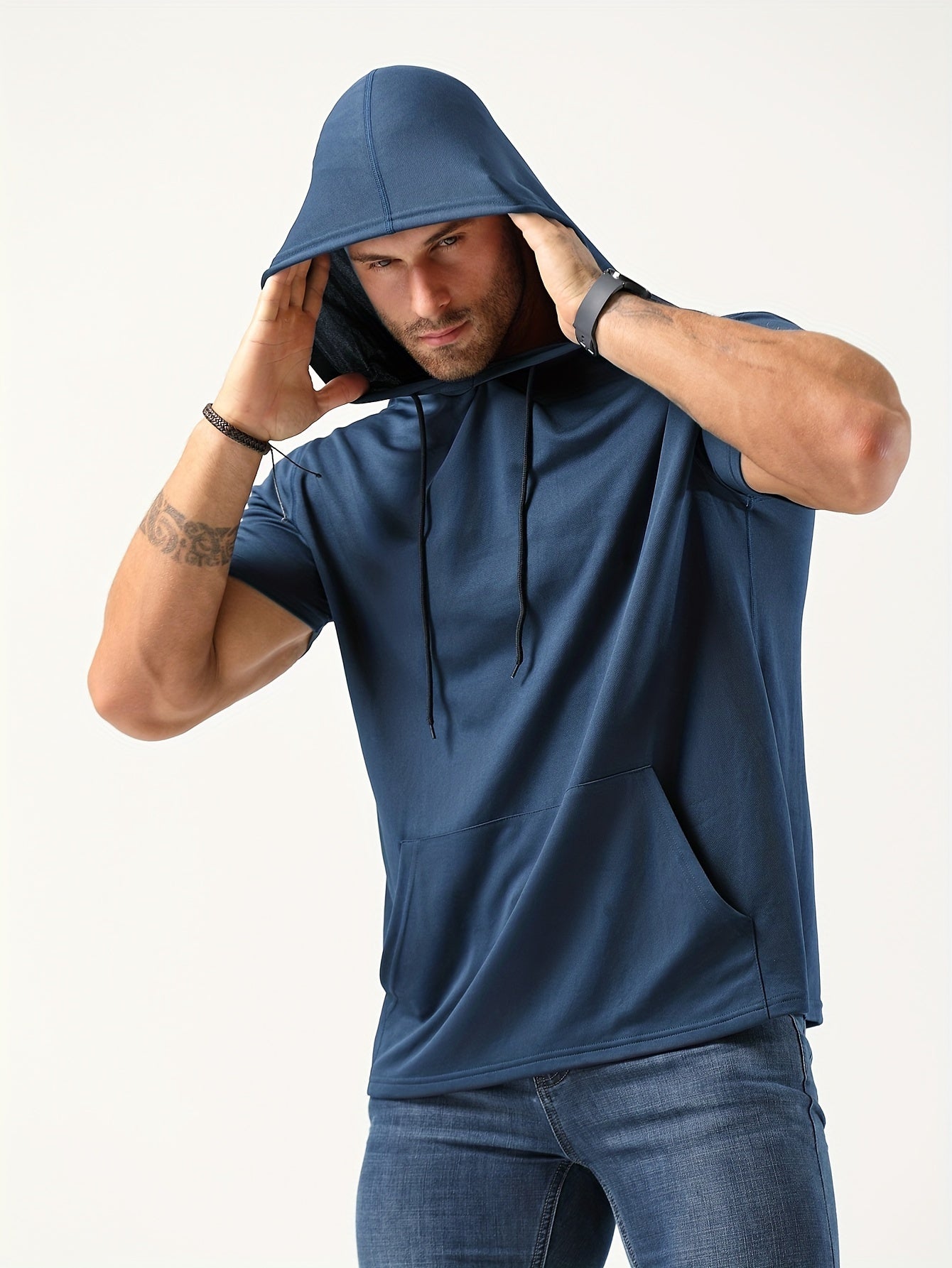 Casual hooded t-shirt for men, ideal for running and workouts, made of breathable polyester with drawstring and reflective detail.