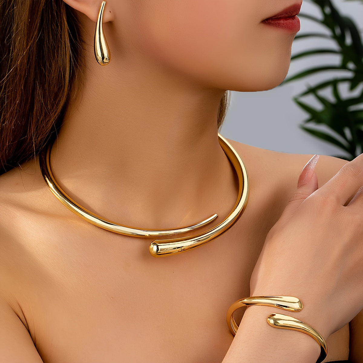 Set of 4 European and American style fashion accessories: simple, unique water drop earrings and smooth geometric collar necklace paired with a round bracelet.