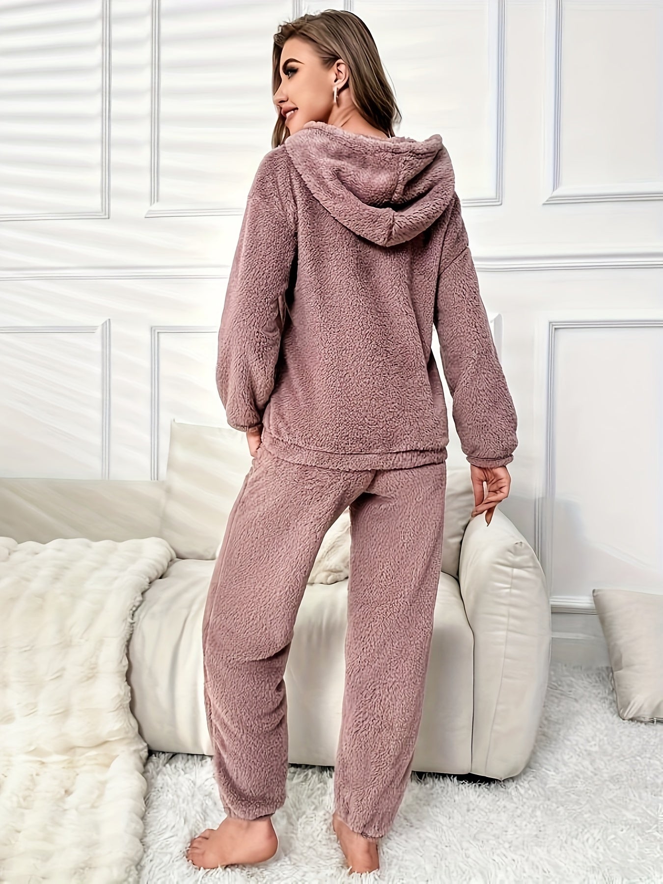 Fleece hoodie and pants set for women in elegant brown, cozy and warm, with kangaroo pocket, machine washable.