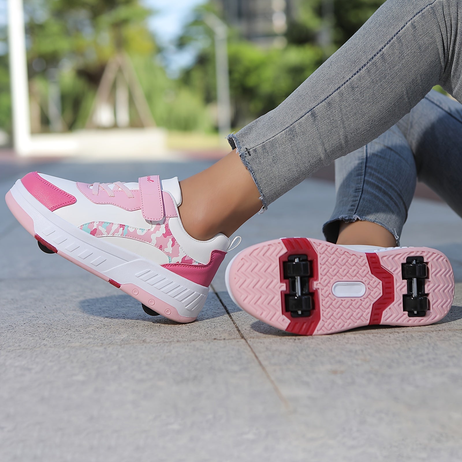 New trendy shoes with detachable four-wheel roller skates, stylish and lightweight, perfect for outdoor walking and casual sports for teenagers.