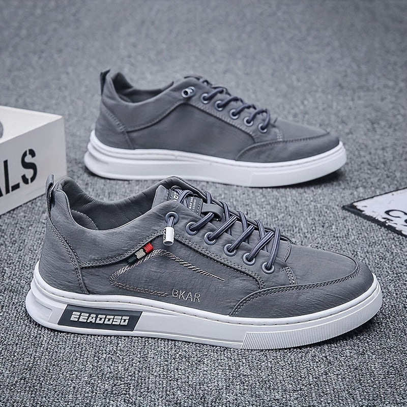 Stylish low top skate shoes with elastic laces for men, perfect for outdoor activities.