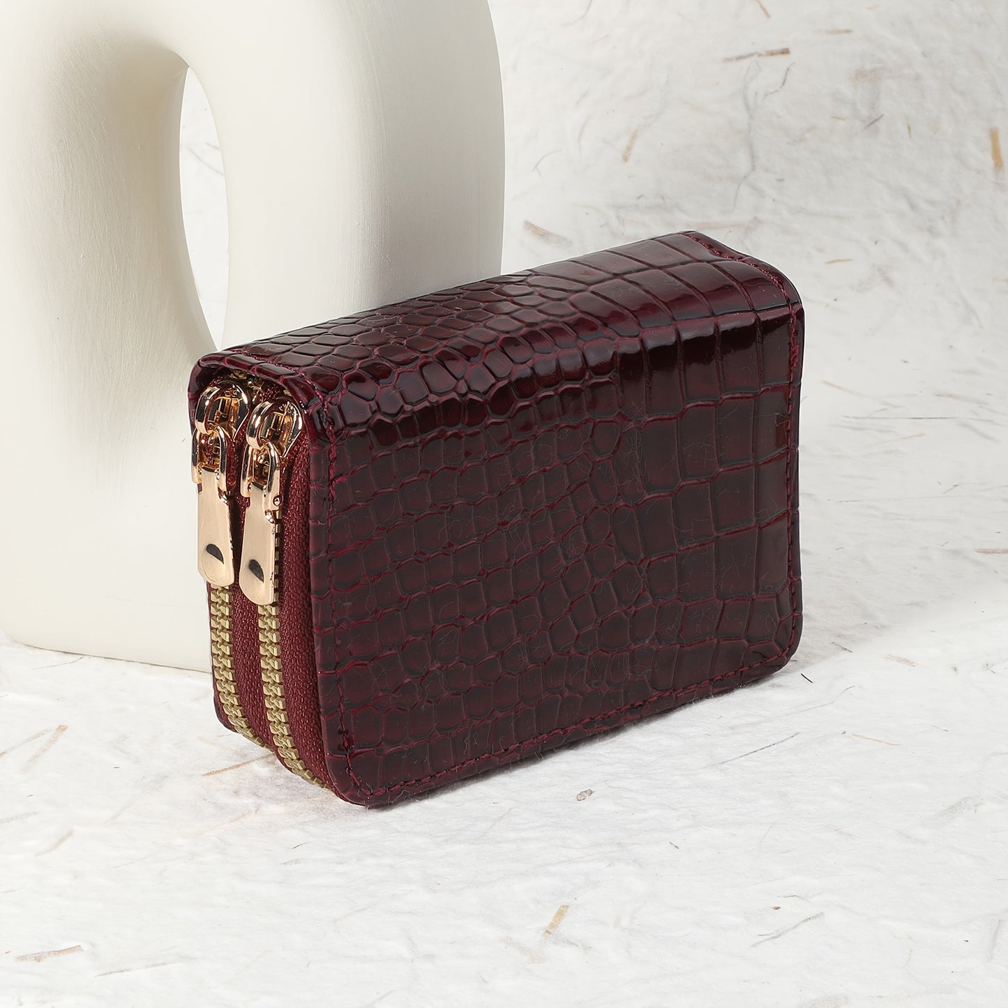 Women's crocodile pattern zipper wallet made of synthetic leather with double zipper, multi-card holder, available in green, white, pink, red, and black. Secure and stylish accessory.