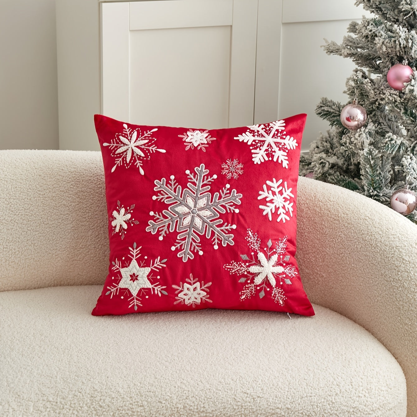 1 Festive Snowflake Throw Pillow Cover in Traditional Style with Zipper Closure, made of Polyester, Spot Clean Only - Ideal for Cozy Living Room Decor in Green, White, and Red, perfect for Christmas.