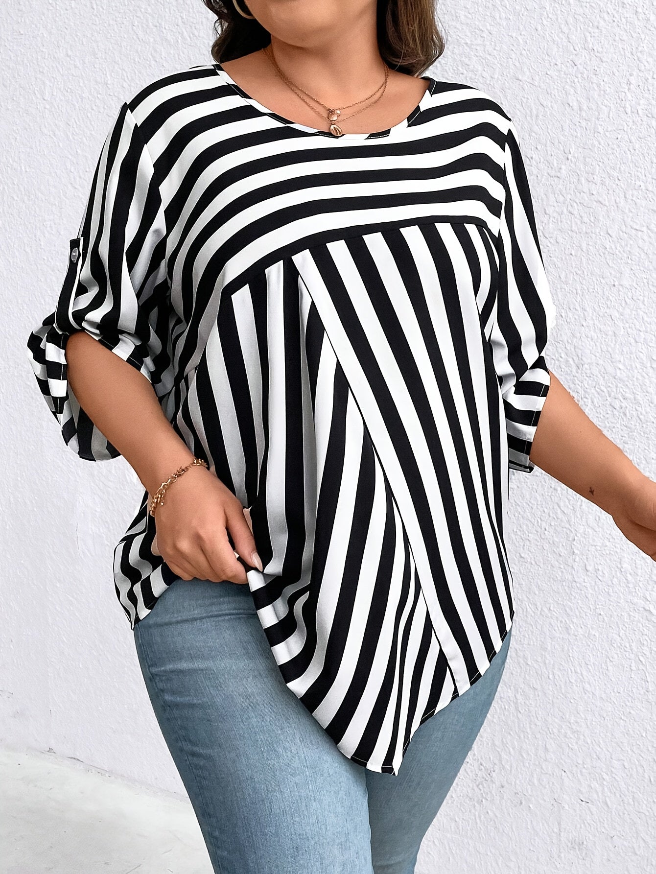 Chic plus size stripe print blouse with crew neck, made of 100% polyester. Oversized non-stretch woven shirt for all seasons.