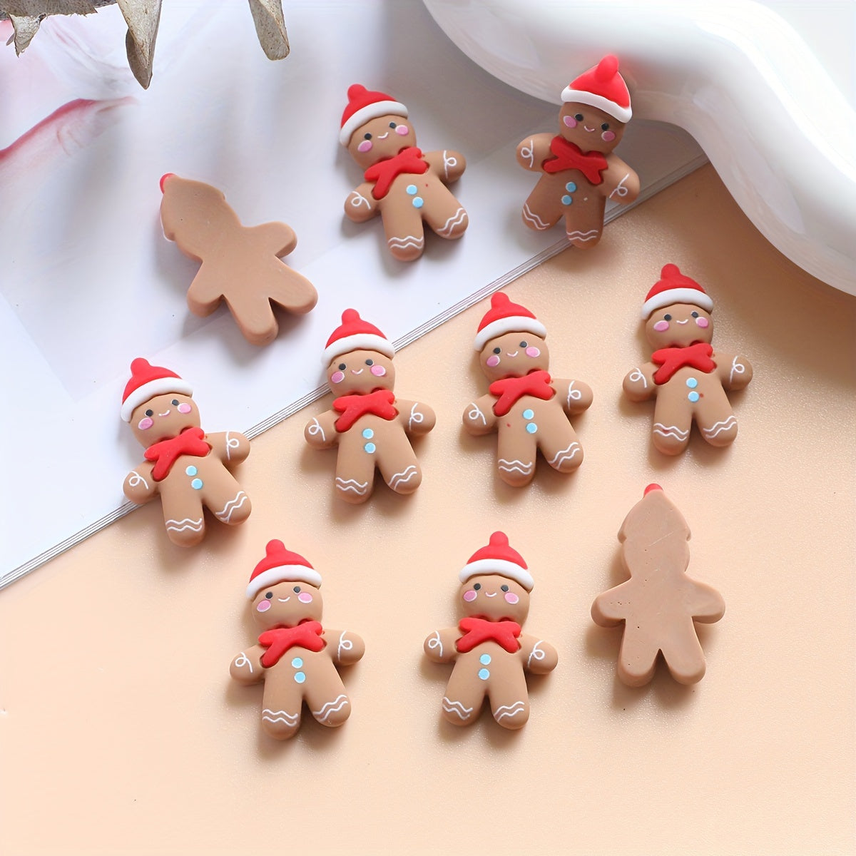 Set of 10 Christmas gingerbread ornaments for DIY crafts and decoration, ideal for Christmas.