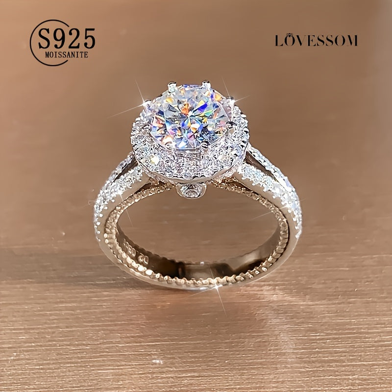 Почувствуйте роскошь с кольцом для помолвки LOVSSOM Elegant 2 Carat Moissanite. Изготовлено из серебра 925 пробы, это идеальный выбор для свадеб, юбилеев и особых случаев. Прекрасно упаковано в подарочную коробку для идеальной презентации.