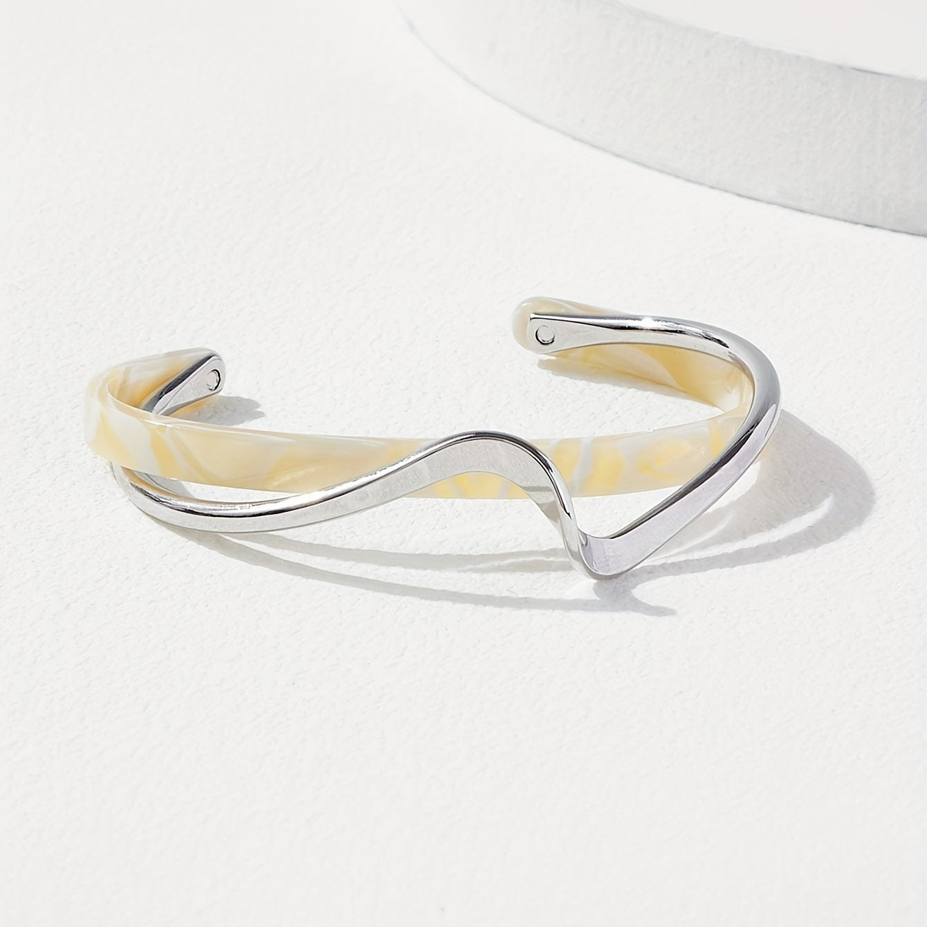 Wave-shaped cuff bangle with faux pearl inlay, featuring a minimalist style in 18K gold plating, ideal for women's jewelry collection