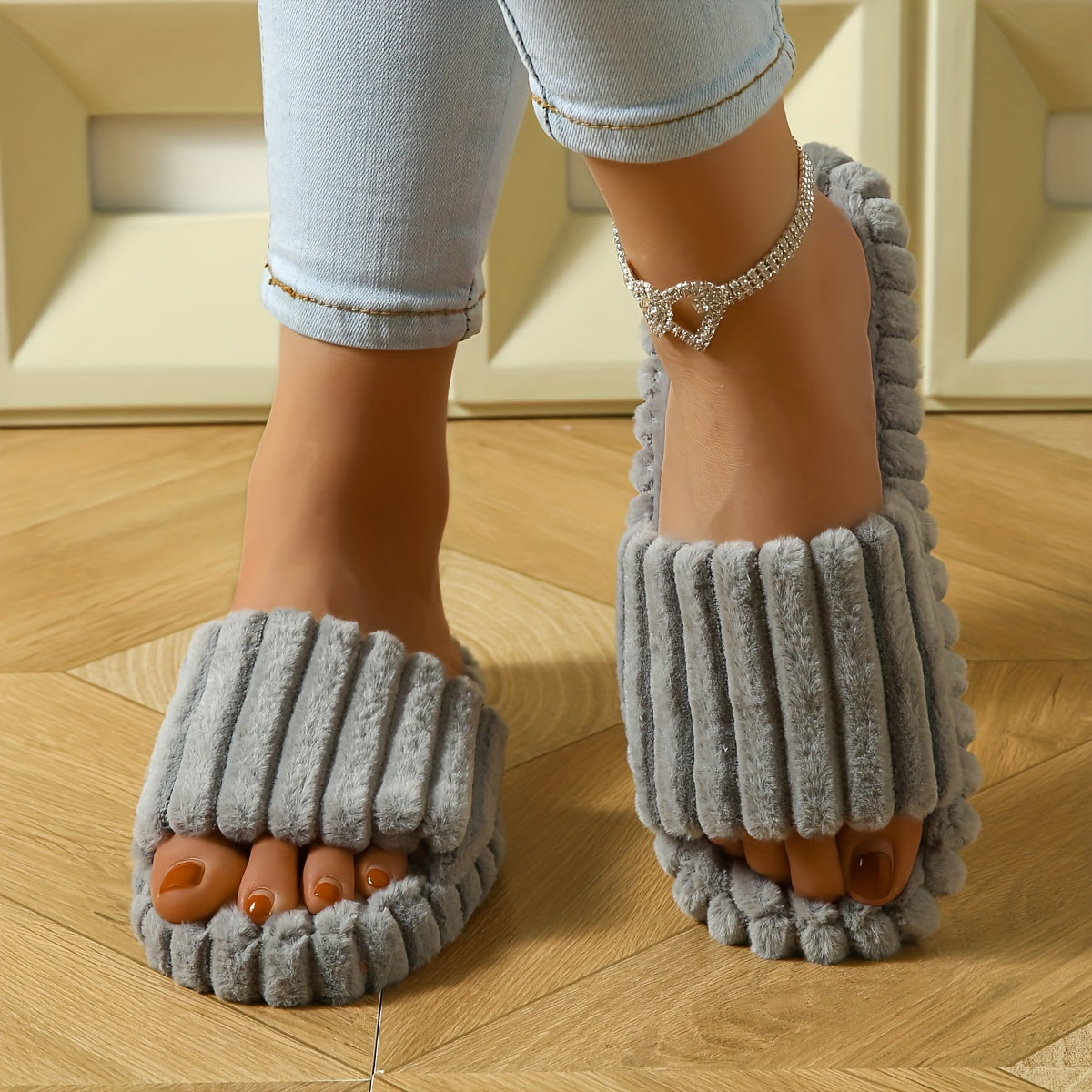 Soft-soled indoor slippers with stripes and open toes for spring and summer.