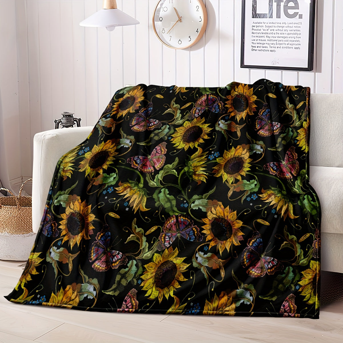 One piece of a Sunflower Throw Blanket made of soft and warm fleece, featuring an all-season floral pattern. This multi-use blanket is a perfect gift for use on the sofa, in the office, on the bed, or while camping. It is crafted from 250-300g superfine