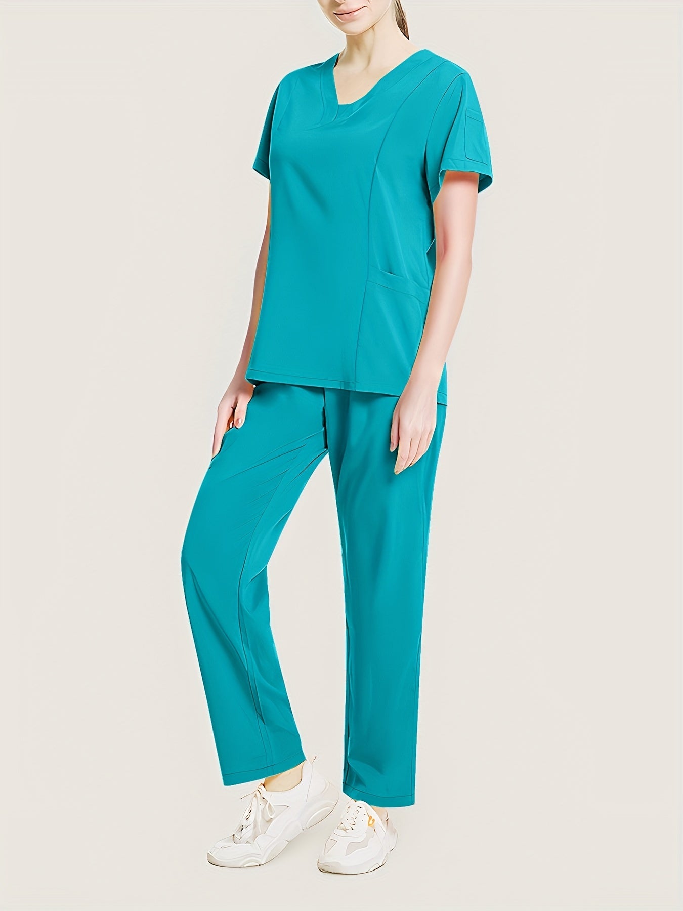 Mustahkam ayollar uchun jogger scrubs to'plami, V-shaklidagi yuqori qismi, tortishqoq shimlar va funksional cho'ntaklar - Sog'liqni saqlash mutaxassislari uchun ideal. Elastik va nafas oladigan polyester/spandeksdan tayyorlangan, mashinada yuvish mumkin.