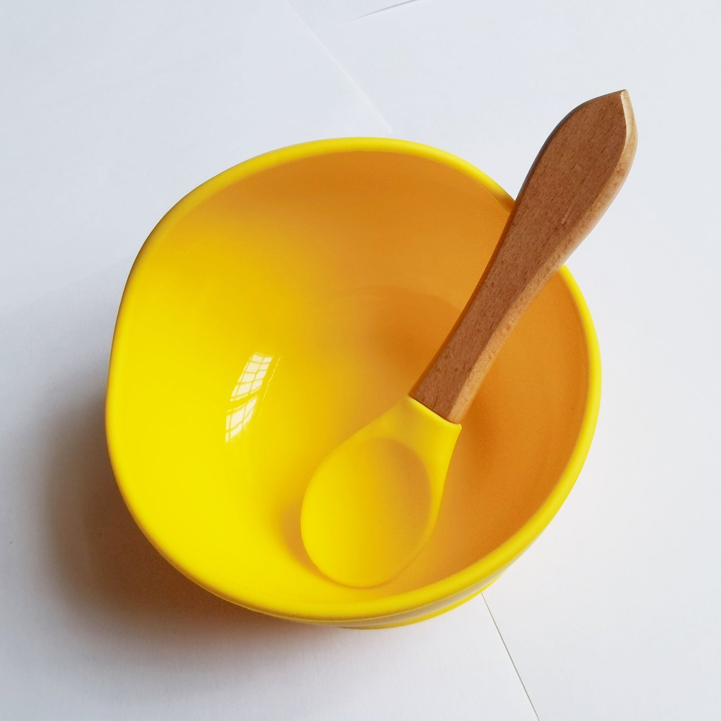 Baby Feeding Bowl and Spoon Set - This set includes a silicone baby bowl with suction cup, a wooden spoon, and a silicone suction base to prevent slipping. Perfect for toddlers, boys, and girls, this non-slip feeding kit is an ideal gift for Halloween