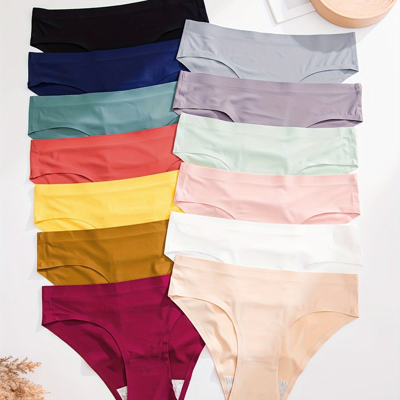 13 pieces of soft and seamless low-rise briefs, ideal for women's lingerie and underwear.