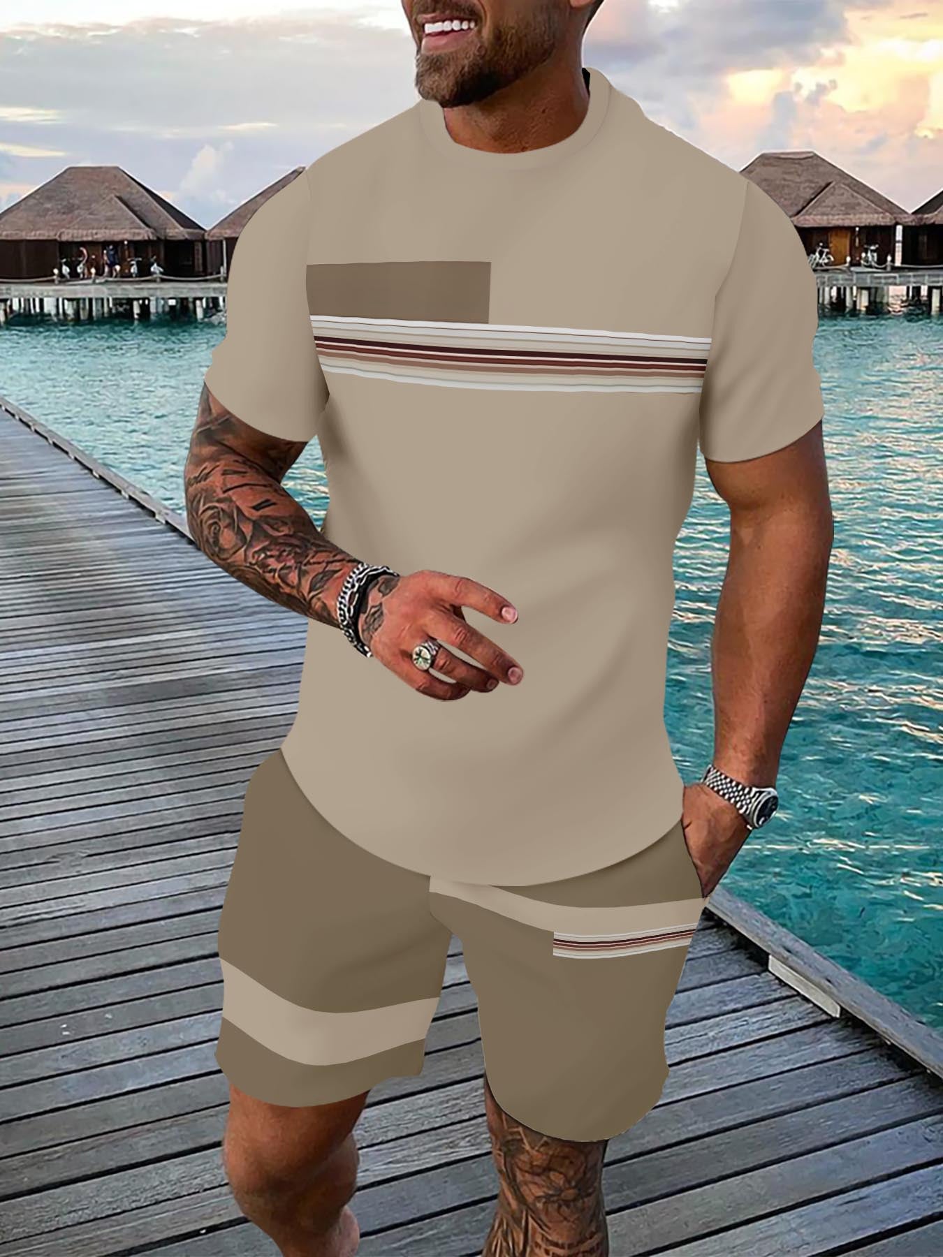 Men's casual 3D printed T-shirt and shorts set in knit polyester fabric. Regular fit with crew neck and slight stretch. Features lash sets and print pattern. Fabric weight: 100g/m².