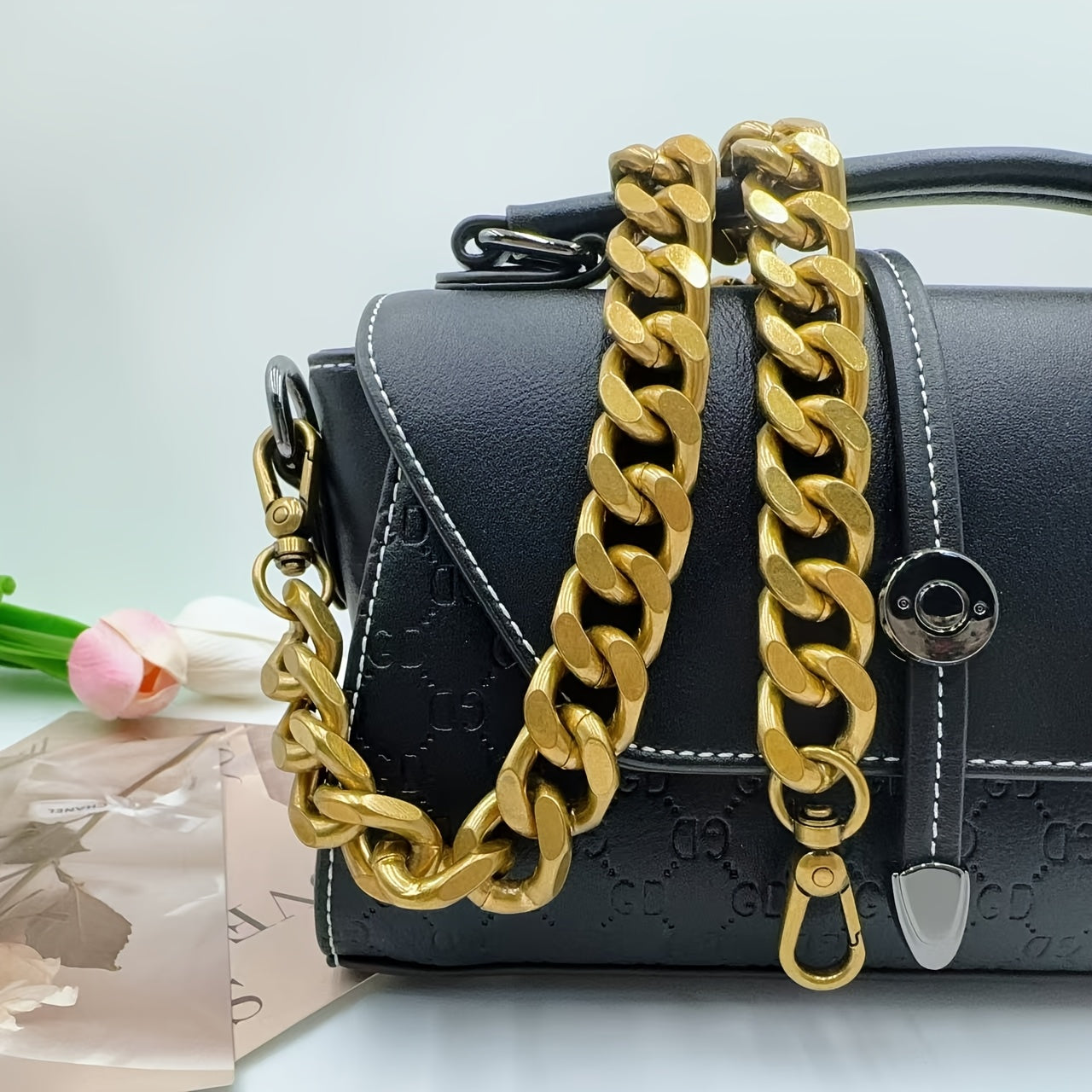 Vintage Style Detachable Shoulder Strap for Women's Handbags, made of sturdy Aluminum with Multi-Layer Oil-Proof craftsmanship. Resistant to rust, this Tabletop Accessory is durable and stylish.