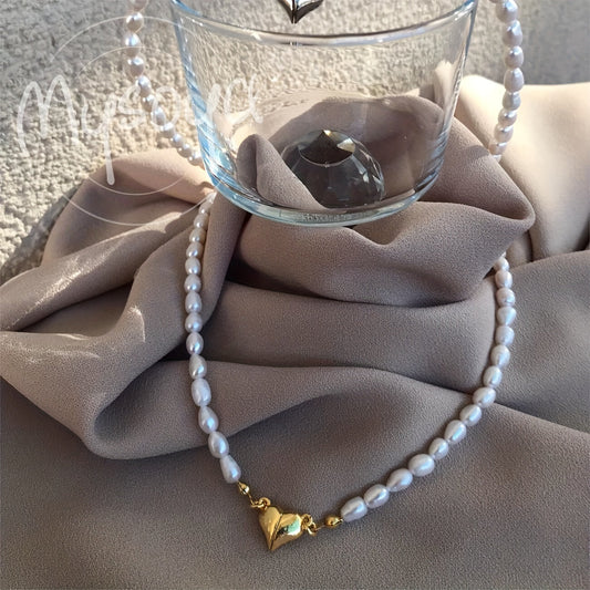 MYSOYA presents a stunning handmade necklace featuring natural freshwater rice-shaped pearls, adorned with a golden or silvery heart. The 6-7mm pearls come beautifully packaged in a gift box, making it a perfect jewelry gift for him or her. Ideal for