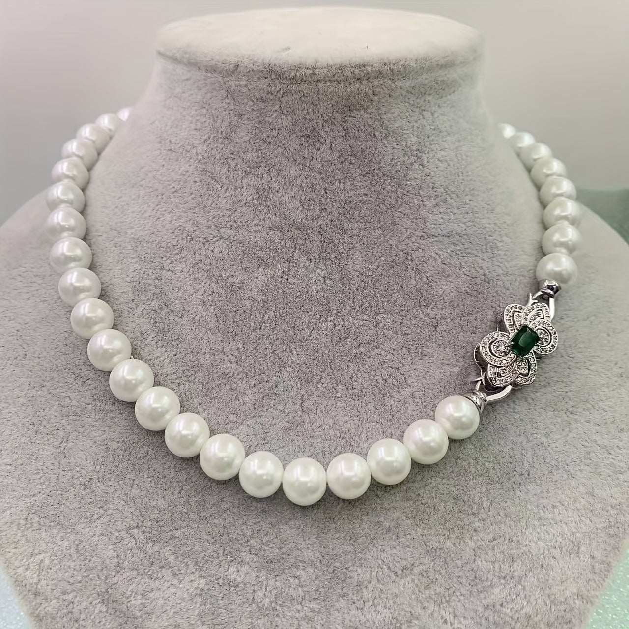 Introducing the new Butterfly Buckle Pearl Necklace, a fashionable and elegant short neck chain that pairs perfectly with any outfit. This stylish accessory exudes luxury and adds a hint of sexiness to your look. A light luxury high-end piece, this small