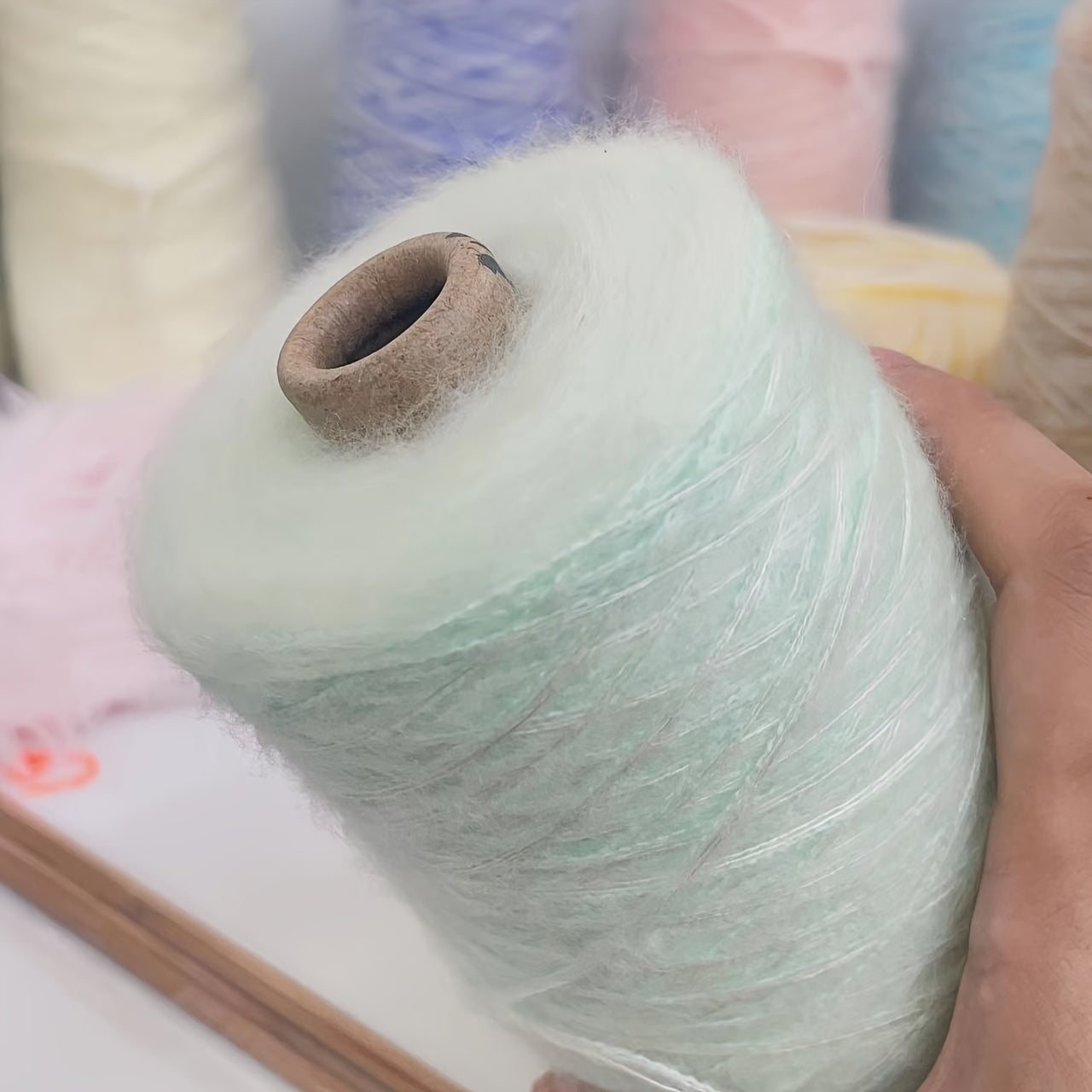 1 barrel 200g 50% mohair soch 50% akril, sviterlar, sharflar, qo'l bilan to'qish, kroşet qilish uchun yumshoq va qulay. Mohair soch, 3 ipli ip, 1mm qalinlikda, qalinligi 6".