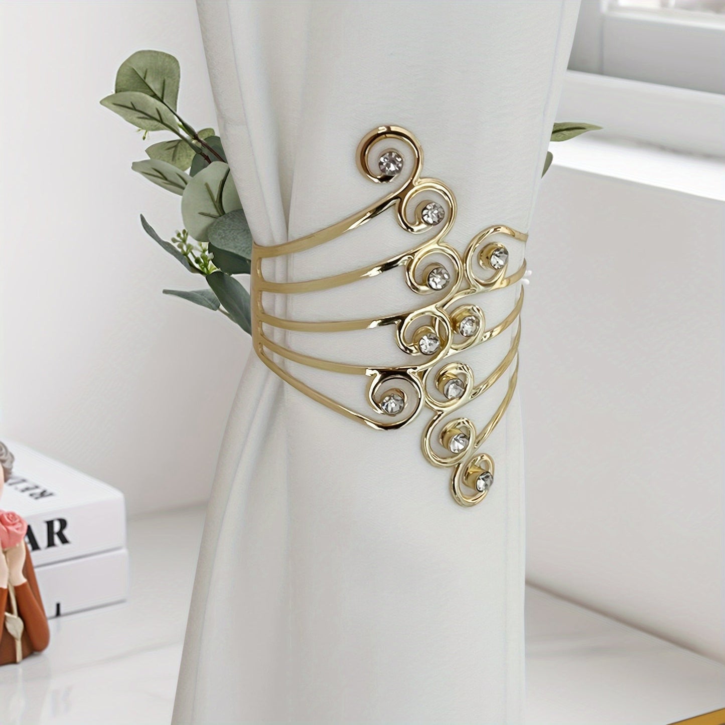 Add a touch of elegance to your home decor with these stunning Luxury Metal Gold/Silvery Creative Wings and Rhinestones Design Curtain Tiebacks. These Adjustable Skeleton Curtain Clasps are perfect for enhancing the look of your bedroom or living room