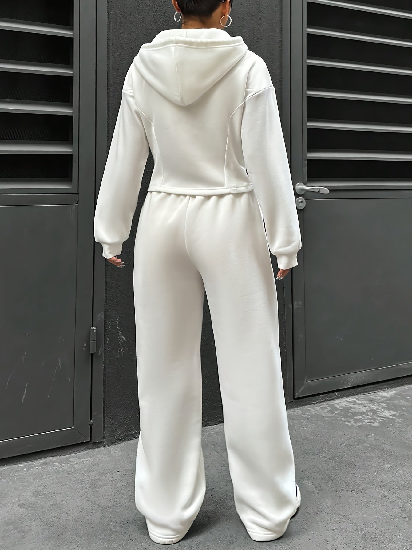 Stylish polyester tracksuit set with hood, drawstring, and zipper details – versatile knit pantsuit for all seasons