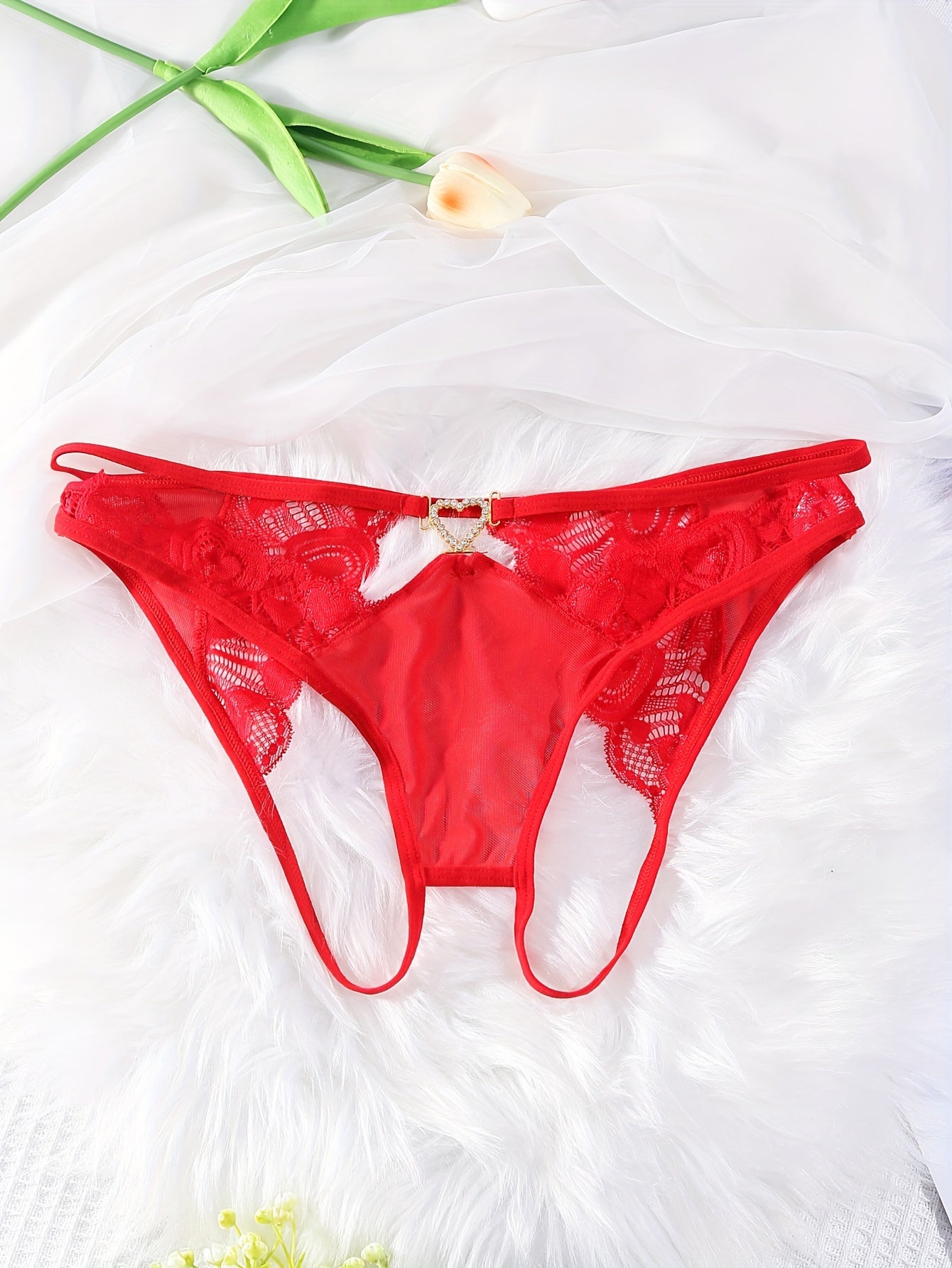 1 pair of red lace panties for women with heart-shaped clasp is made of solid color knitted fabric with lace detail, suitable for adult underwear.