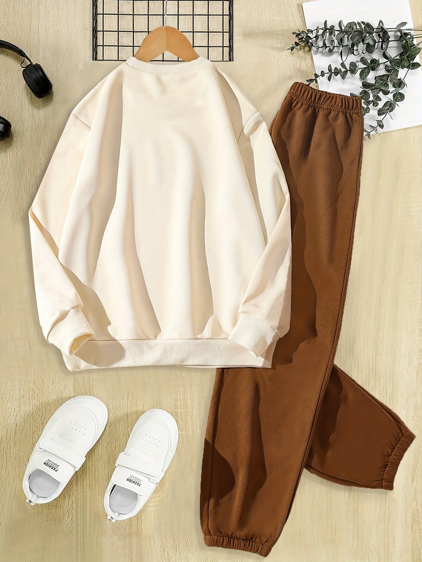 Girls' Love Round Neck Long Sleeve Suit, Long Pants, Spring and Autumn Style, Casual, Fashionable Sports, Ideal for Outdoor activities.