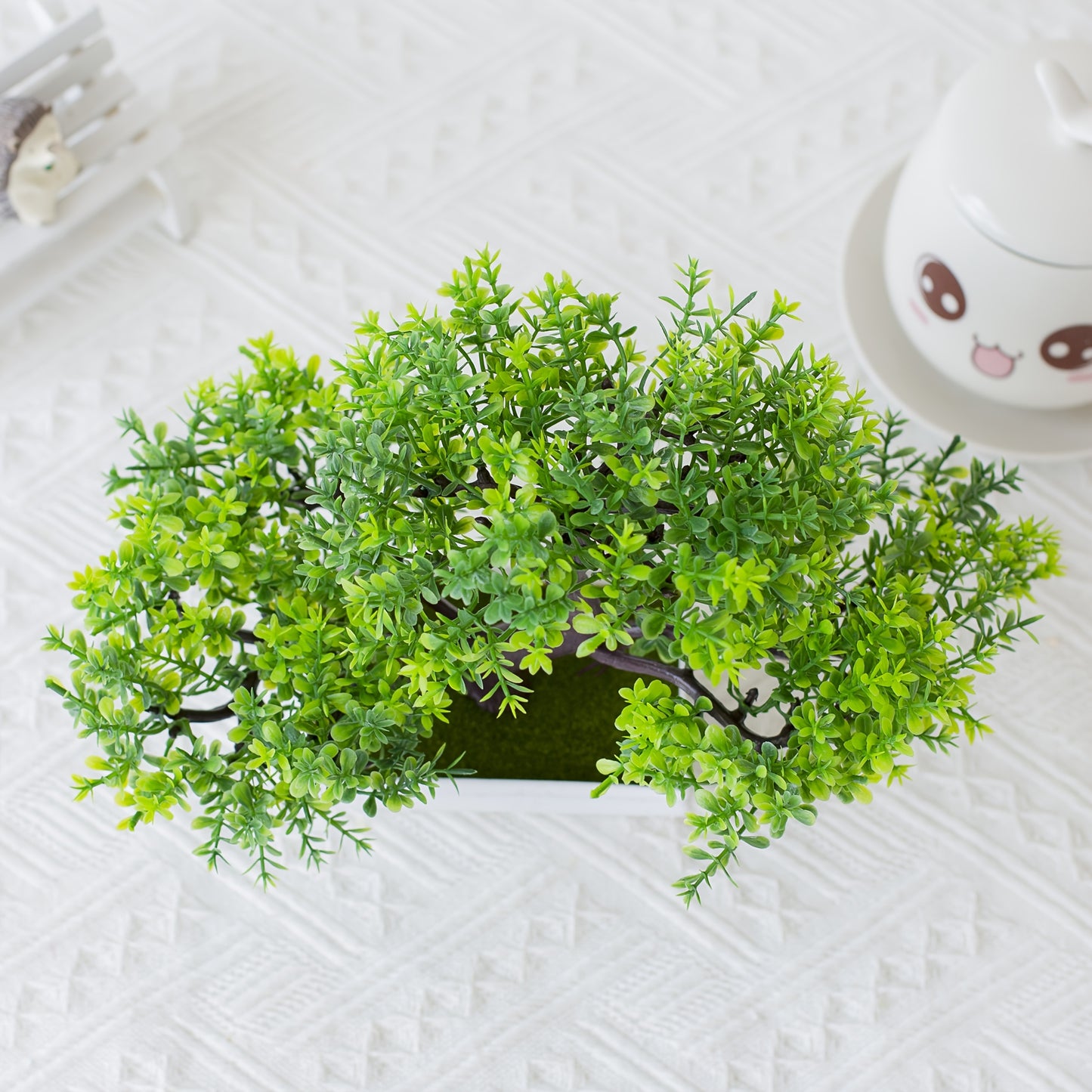 Small plastic bonsai for wholesale with a realistic look, perfect for home decoration.