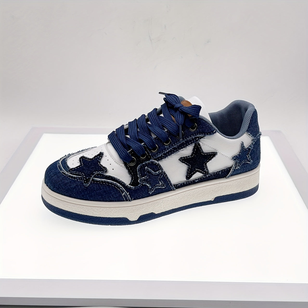 Women's skate shoes with stars design, low top colorblock flatform sneakers.