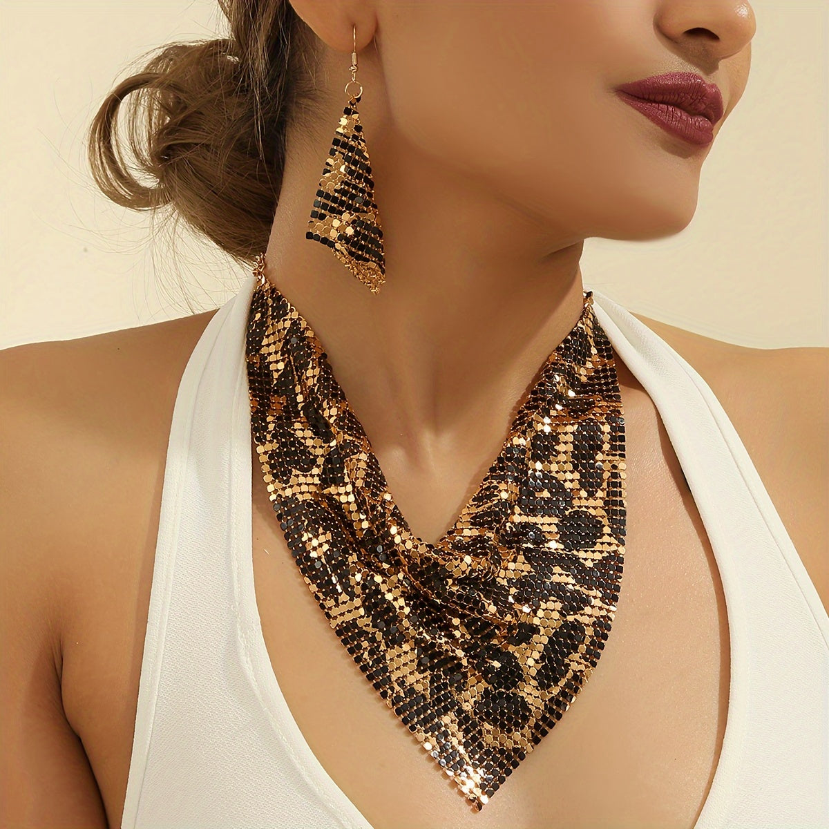 Add a touch of luxury with our Leopard Print Scarf-Style Choker Necklace and Earring Set. Crafted from 14K gold plated zinc alloy, this 3-piece set is perfect for adding a sexy and fashionable touch to any outfit. Suitable for both daily wear and parties.