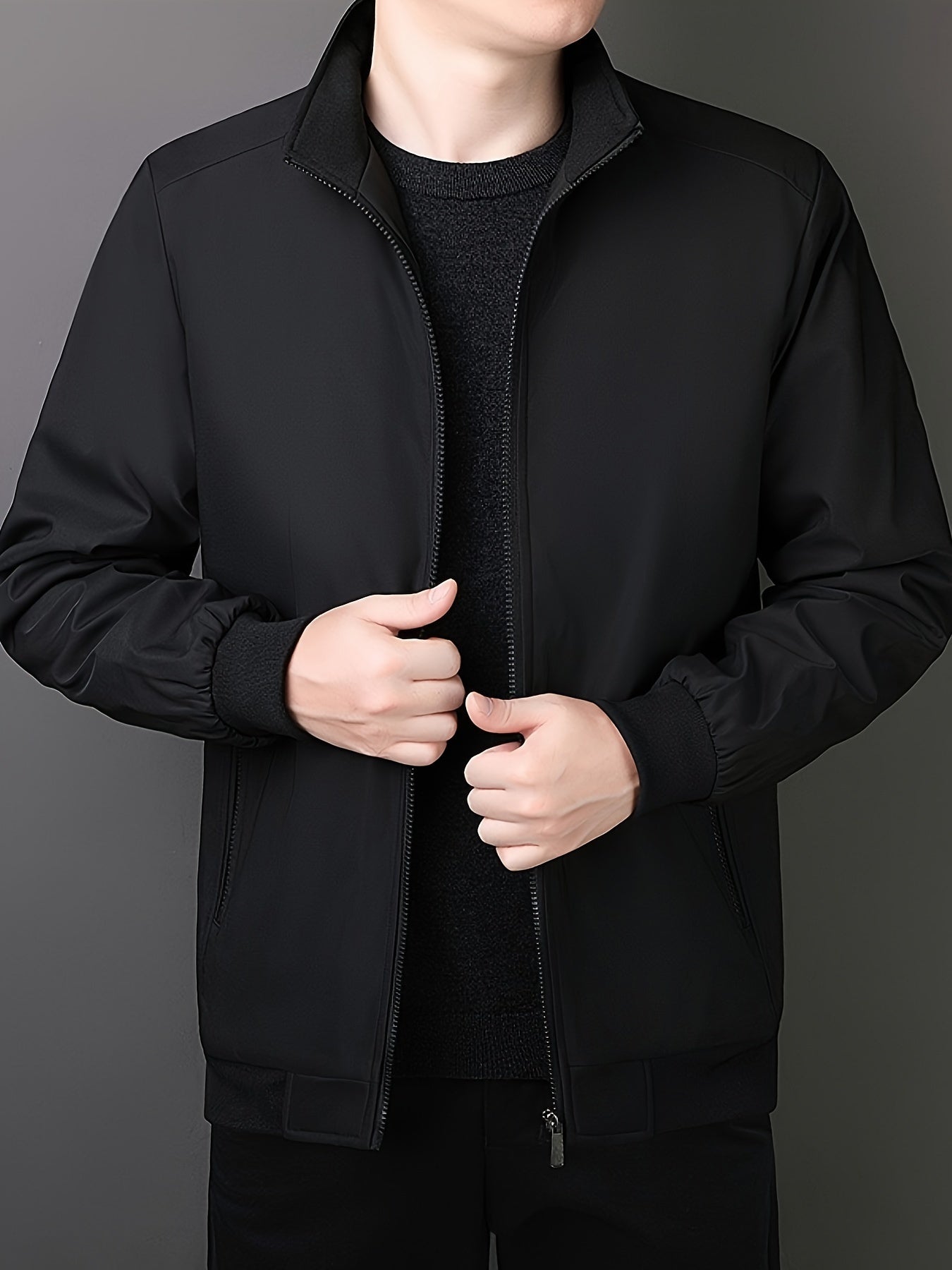 1 men's fleece-lined coat with zip closure, solid color, regular fit, polyester fill and fabric.