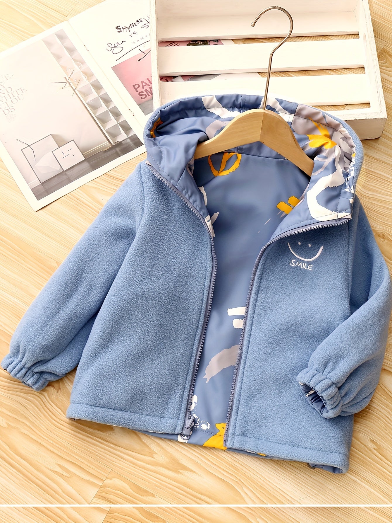 Boys' reversible jacket with fleece lining, crew neck, and pockets. Made of 100% polyester with non-stretch woven fabric and a loose fit. Features a random printed design, suitable for all