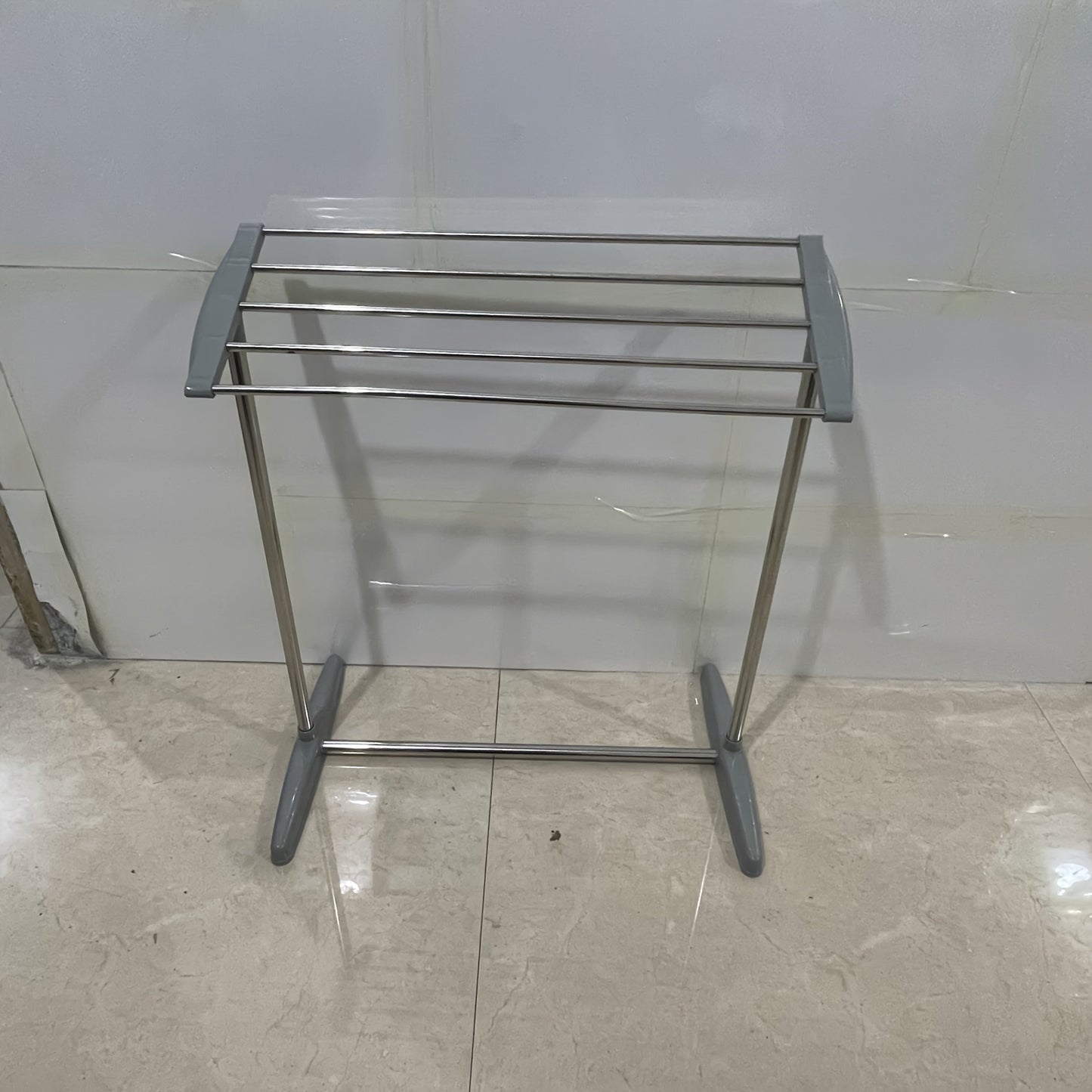 An ideal choice for drying towels, socks, and underwear, this freestanding stainless steel drying rack is versatile and can be used in various settings including homes, balconies, terraces, and living rooms.